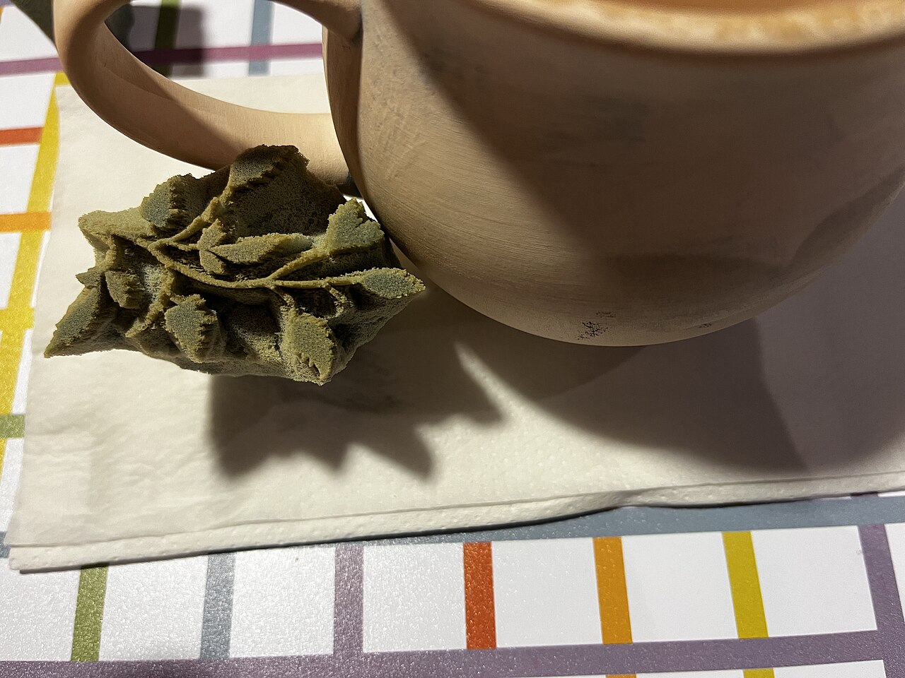 Không khí workshop làm gốm với nhiều người cùng trải nghiệm