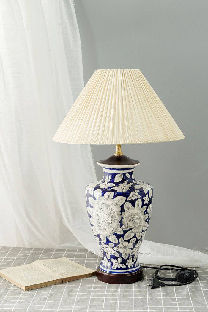 Đèn bàn gốm xanh vẽ hoa